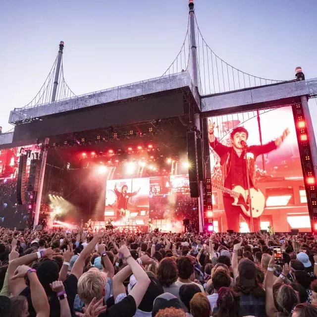 Imagen de la pantalla gigante de Green Day actuando en el Festival Outsidelands